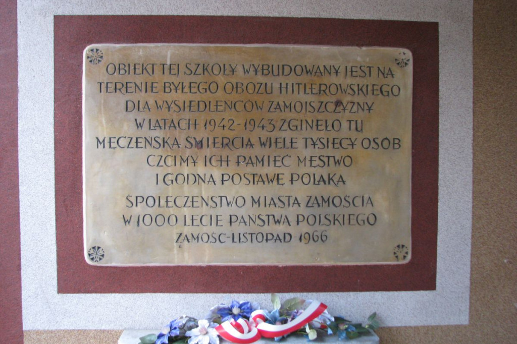 Zamość: 75. rocznica wysiedleń na Zamojszczyźnie - odsłonięcie tablicy w ZSP Nr 4 [FOTO]