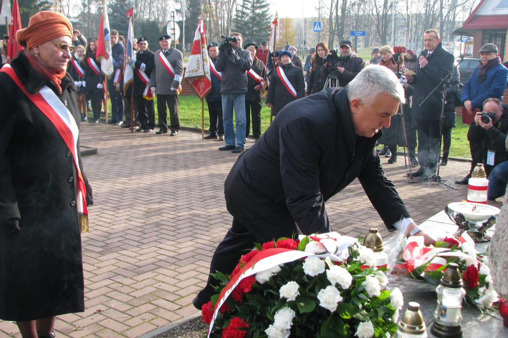 Zamość: 75. rocznica wysiedleń na Zamojszczyźnie - uroczystości pod Pomnikiem Ofiar Niemieckich Wysiedleń [FOTO]