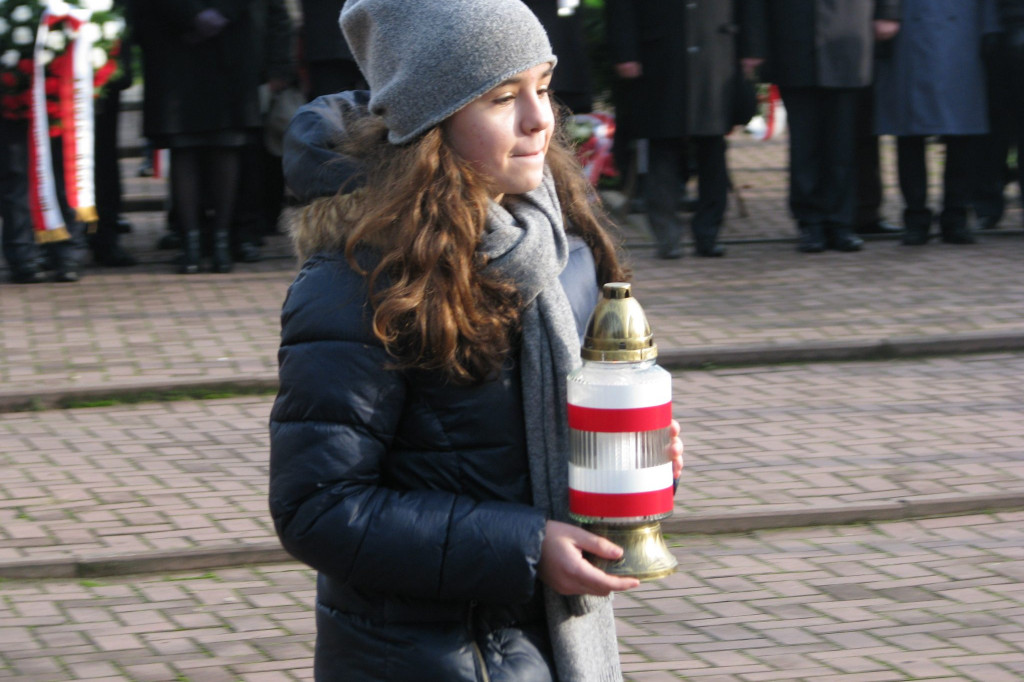 Zamość: 75. rocznica wysiedleń na Zamojszczyźnie - uroczystości pod Pomnikiem Ofiar Niemieckich Wysiedleń [FOTO]