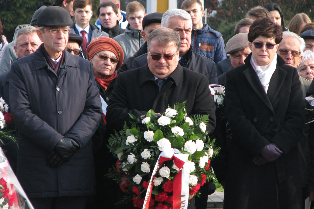 Zamość: 75. rocznica wysiedleń na Zamojszczyźnie - uroczystości pod Pomnikiem Ofiar Niemieckich Wysiedleń [FOTO]