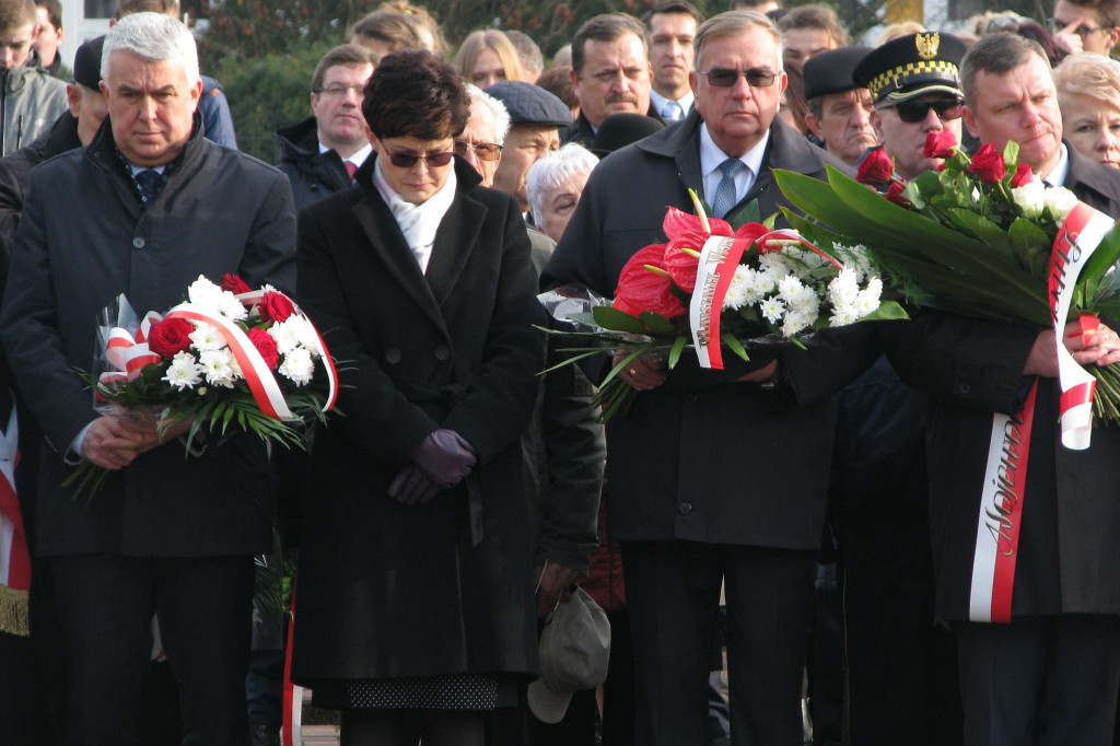 Zamość: 75. rocznica wysiedleń na Zamojszczyźnie - uroczystości pod Pomnikiem Ofiar Niemieckich Wysiedleń [FOTO]