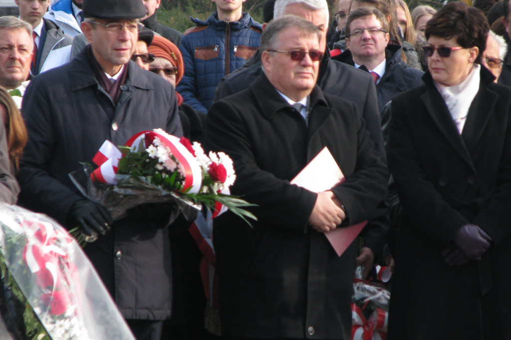 Zamość: 75. rocznica wysiedleń na Zamojszczyźnie - uroczystości pod Pomnikiem Ofiar Niemieckich Wysiedleń [FOTO]