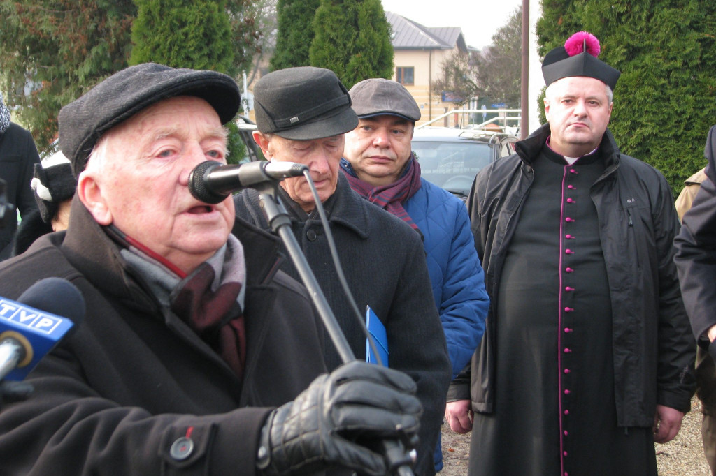 Zamość: 75. rocznica wysiedleń na Zamojszczyźnie - uroczystości pod Pomnikiem Ofiar Niemieckich Wysiedleń [FOTO]