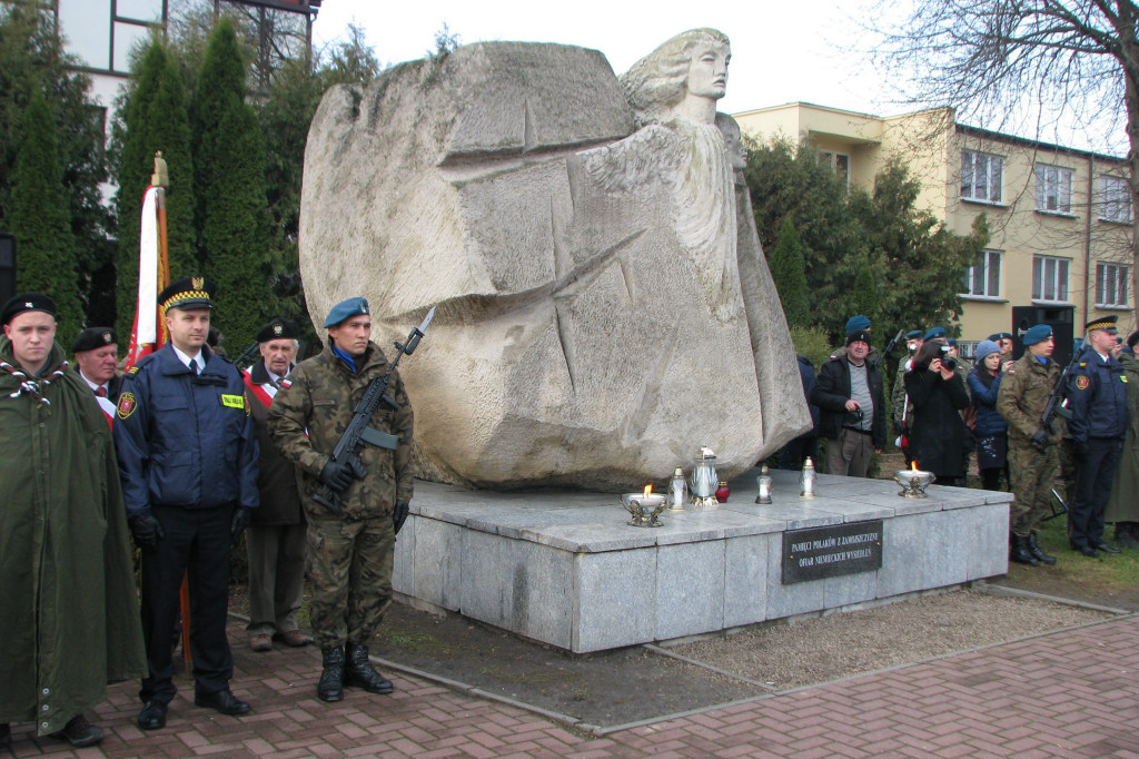 Zamość: 75. rocznica wysiedleń na Zamojszczyźnie - uroczystości pod Pomnikiem Ofiar Niemieckich Wysiedleń [FOTO]