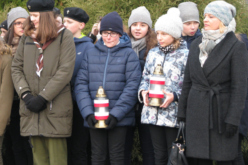 Zamość: 75. rocznica wysiedleń na Zamojszczyźnie - uroczystości pod Pomnikiem Ofiar Niemieckich Wysiedleń [FOTO]