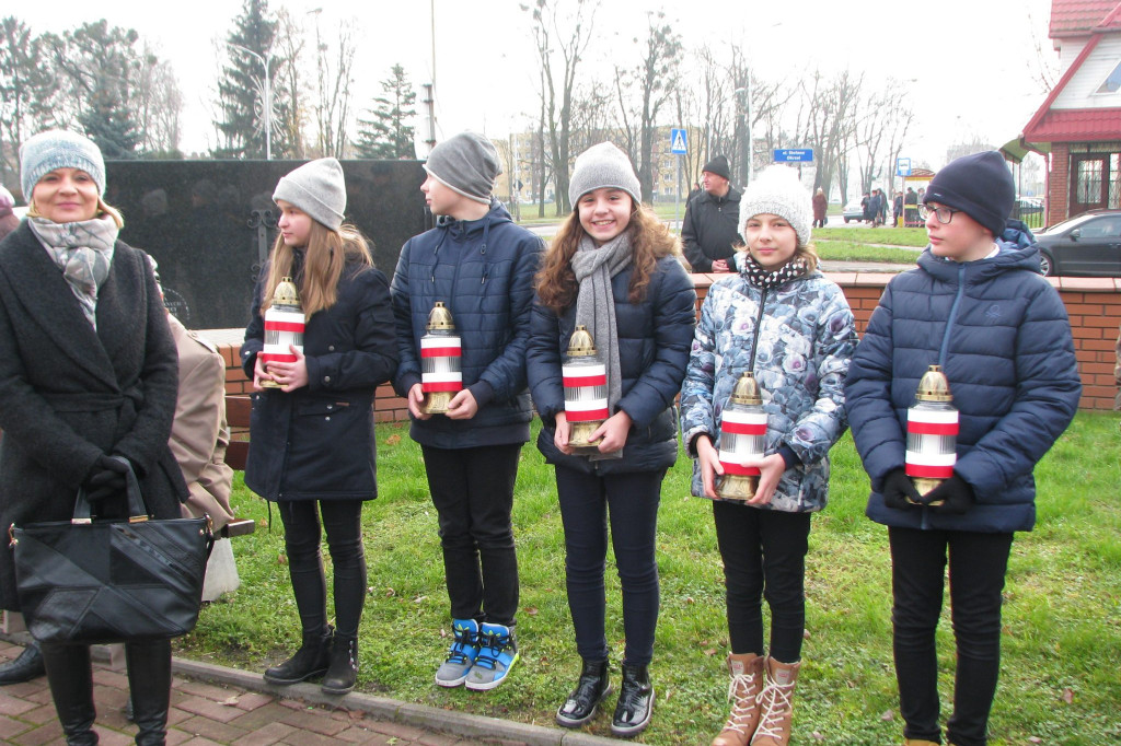 Zamość: 75. rocznica wysiedleń na Zamojszczyźnie - uroczystości pod Pomnikiem Ofiar Niemieckich Wysiedleń [FOTO]
