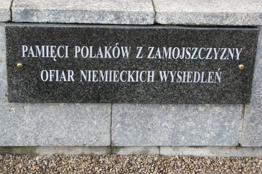 Zamość: 75. rocznica wysiedleń na Zamojszczyźnie - uroczystości pod Pomnikiem Ofiar Niemieckich Wysiedleń [FOTO]