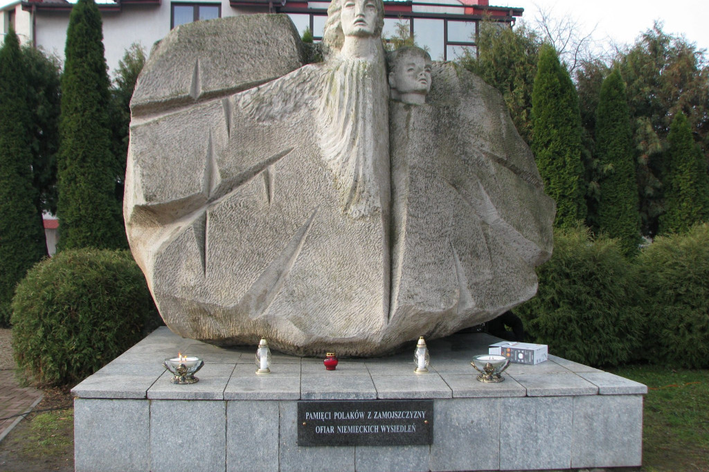 Zamość: 75. rocznica wysiedleń na Zamojszczyźnie - uroczystości pod Pomnikiem Ofiar Niemieckich Wysiedleń [FOTO]