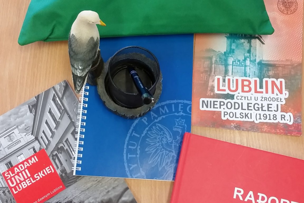 Zamość: Uczennice ZSP Nr 5 nagrodzone  podczas obchodów 150. rocznicy urodzin Marszałka Józefa Piłsudskiego