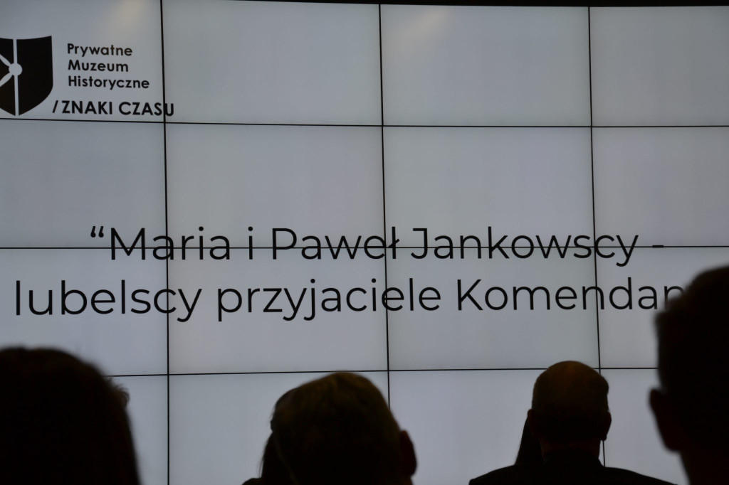 Zamość: Uczennice ZSP Nr 5 nagrodzone  podczas obchodów 150. rocznicy urodzin Marszałka Józefa Piłsudskiego