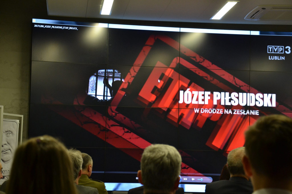 Zamość: Uczennice ZSP Nr 5 nagrodzone  podczas obchodów 150. rocznicy urodzin Marszałka Józefa Piłsudskiego