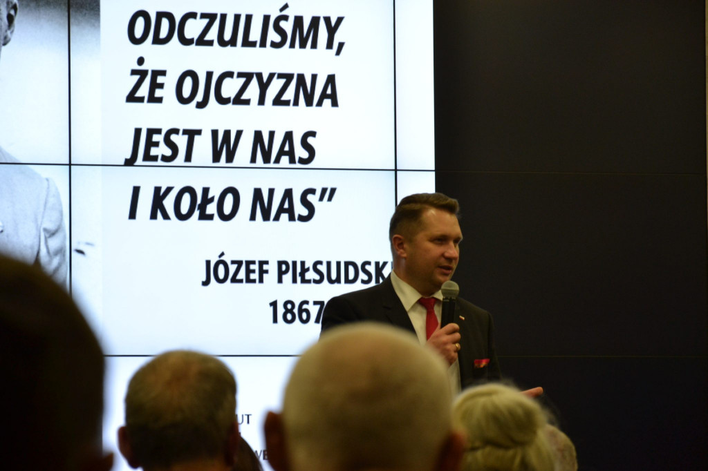 Zamość: Uczennice ZSP Nr 5 nagrodzone  podczas obchodów 150. rocznicy urodzin Marszałka Józefa Piłsudskiego