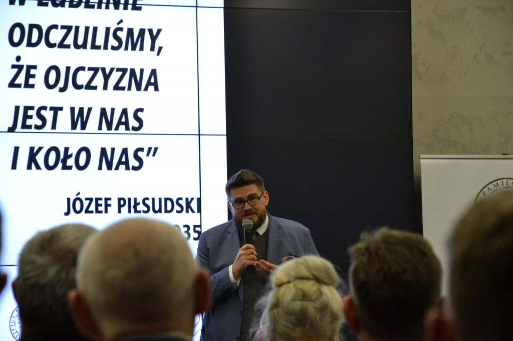 Zamość: Uczennice ZSP Nr 5 nagrodzone  podczas obchodów 150. rocznicy urodzin Marszałka Józefa Piłsudskiego
