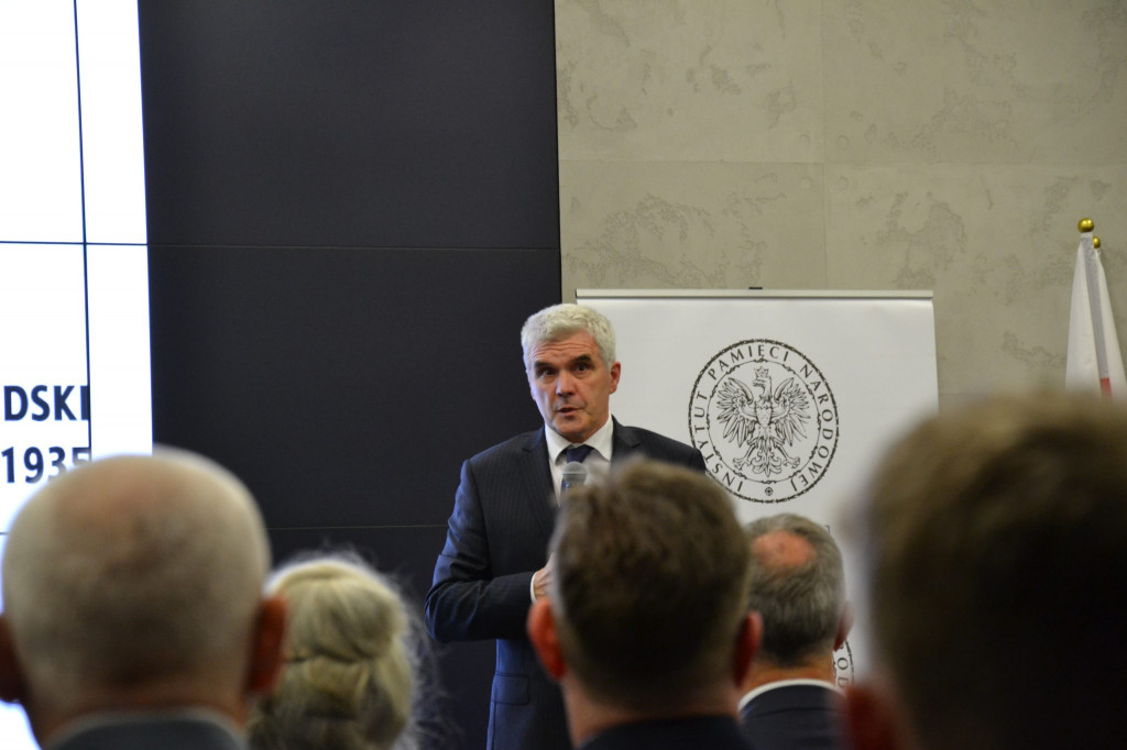 Zamość: Uczennice ZSP Nr 5 nagrodzone  podczas obchodów 150. rocznicy urodzin Marszałka Józefa Piłsudskiego