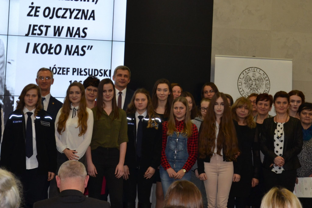 Zamość: Uczennice ZSP Nr 5 nagrodzone  podczas obchodów 150. rocznicy urodzin Marszałka Józefa Piłsudskiego