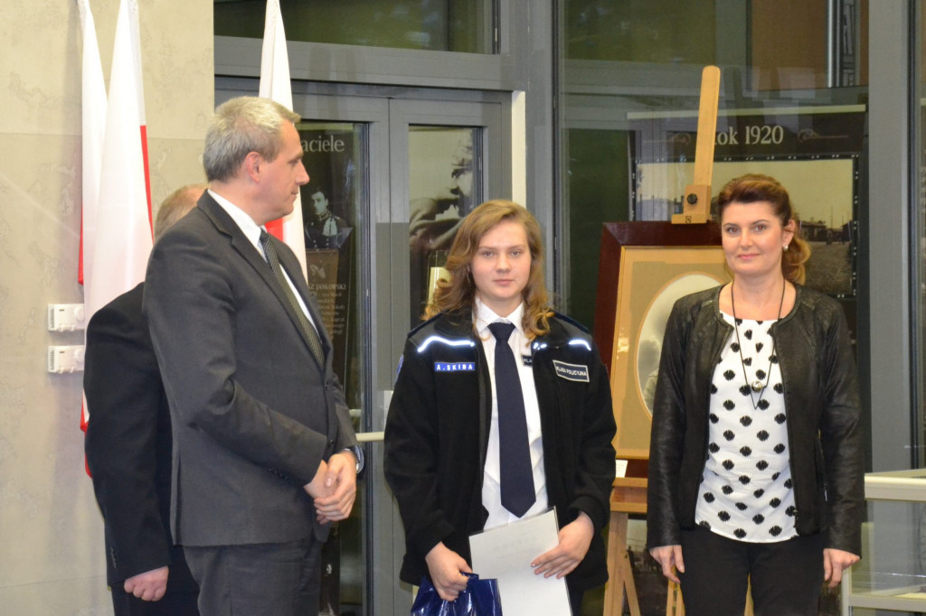 Zamość: Uczennice ZSP Nr 5 nagrodzone  podczas obchodów 150. rocznicy urodzin Marszałka Józefa Piłsudskiego
