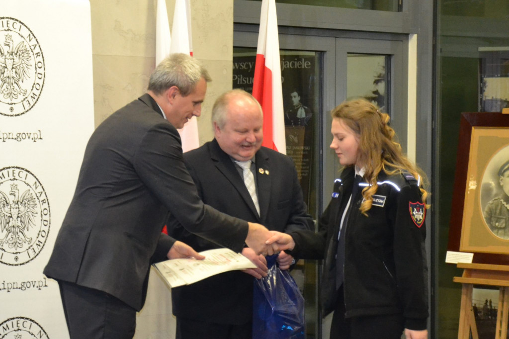 Zamość: Uczennice ZSP Nr 5 nagrodzone  podczas obchodów 150. rocznicy urodzin Marszałka Józefa Piłsudskiego