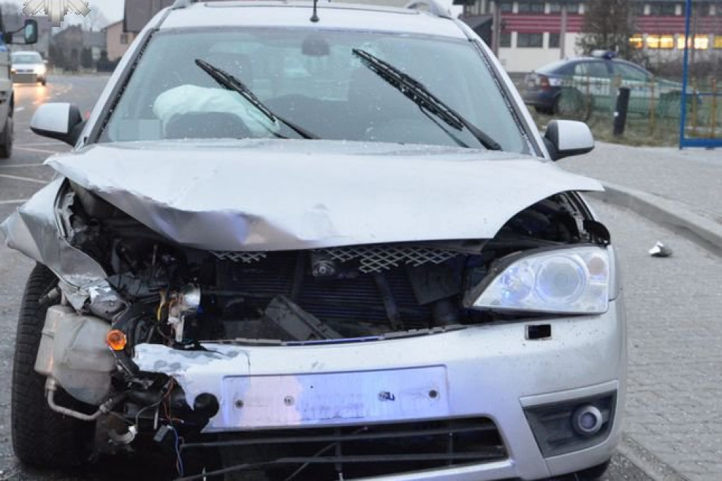 Aleksandrów: Zasnął za kierownicą i spowodował wypadek