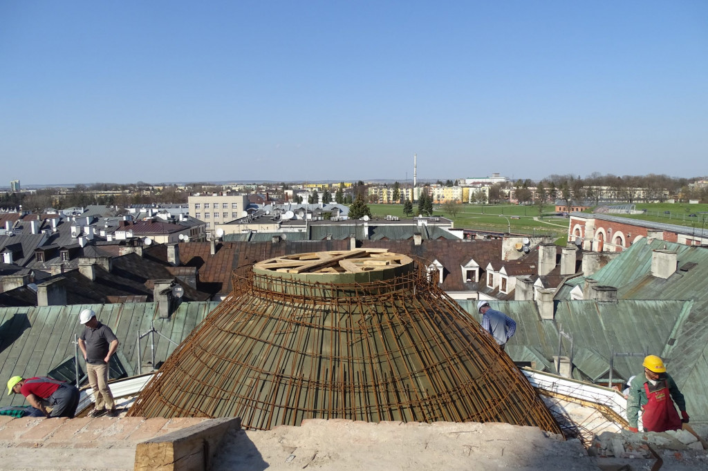 Zamość: Instalacja kopuły [ZDJĘCIA]