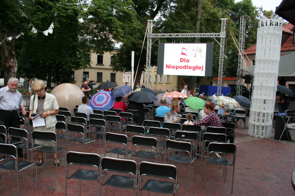 Zamość: Wieczór z piosenką historyczną i filmową na Rynku Wodnym [FOTO]