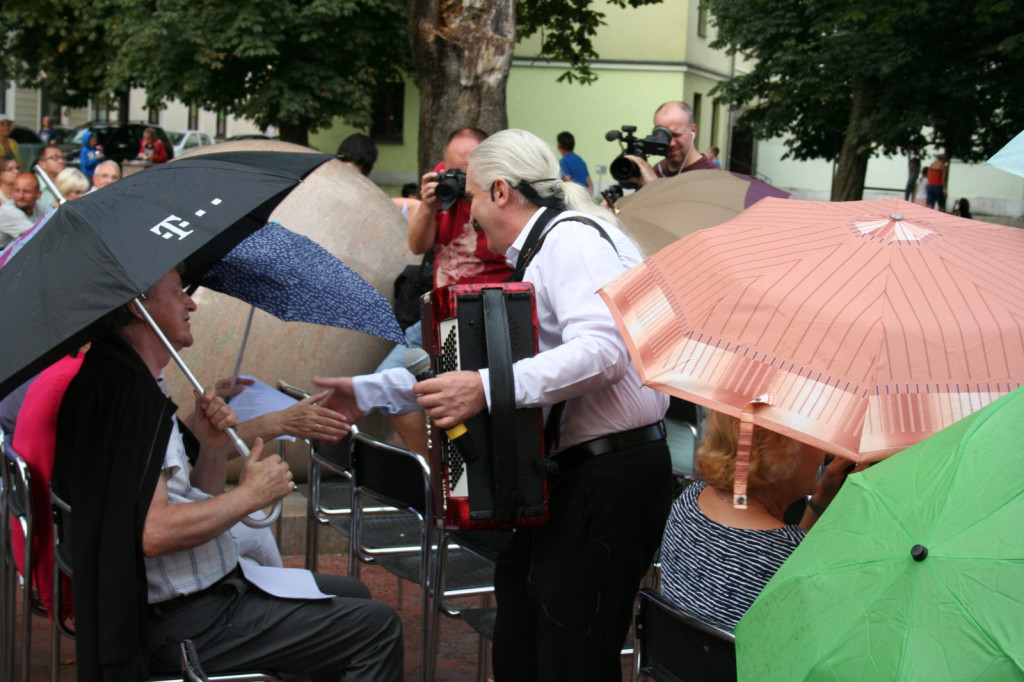 Zamość: Wieczór z piosenką historyczną i filmową na Rynku Wodnym [FOTO]