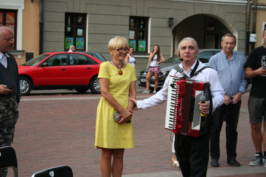 Zamość: Wieczór z piosenką historyczną i filmową na Rynku Wodnym [FOTO]