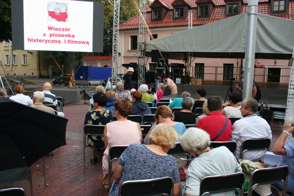 Zamość: Wieczór z piosenką historyczną i filmową na Rynku Wodnym [FOTO]