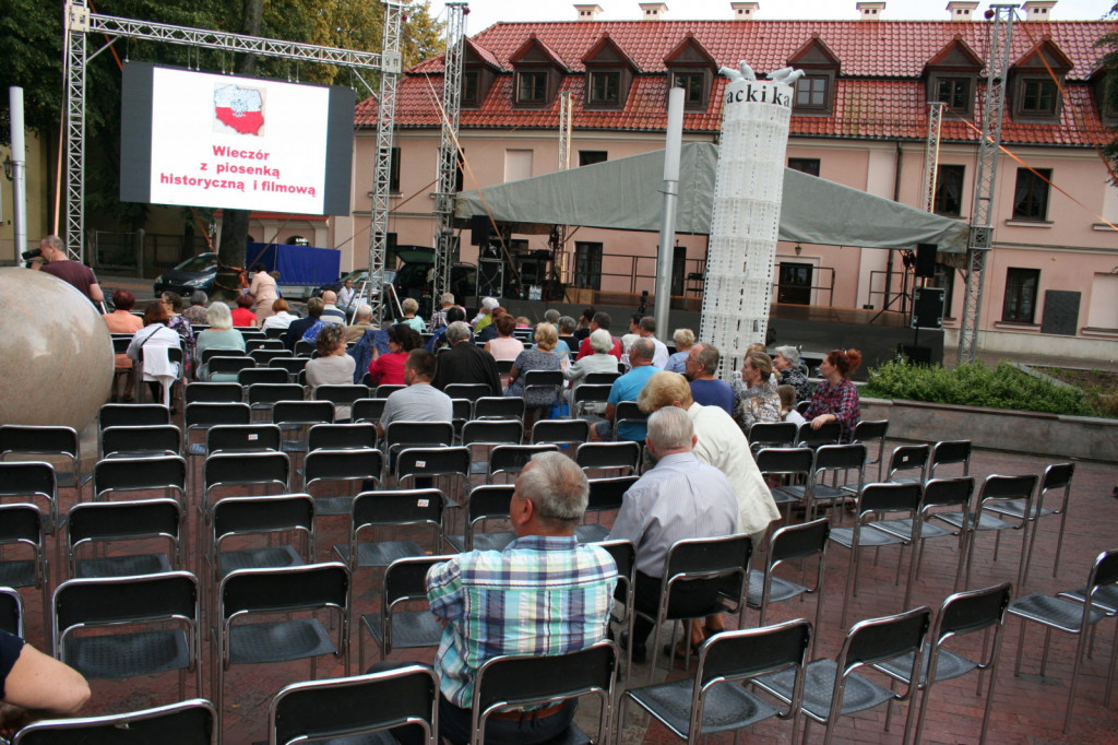 Zamość: Wieczór z piosenką historyczną i filmową na Rynku Wodnym [FOTO]