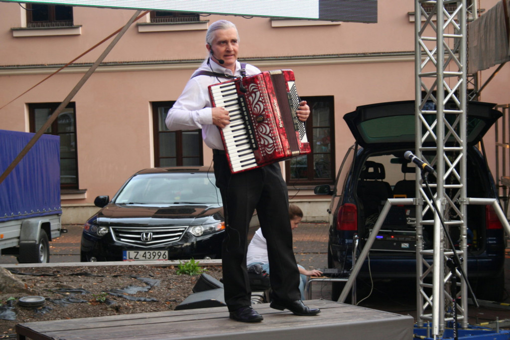 Zamość: Wieczór z piosenką historyczną i filmową na Rynku Wodnym [FOTO]