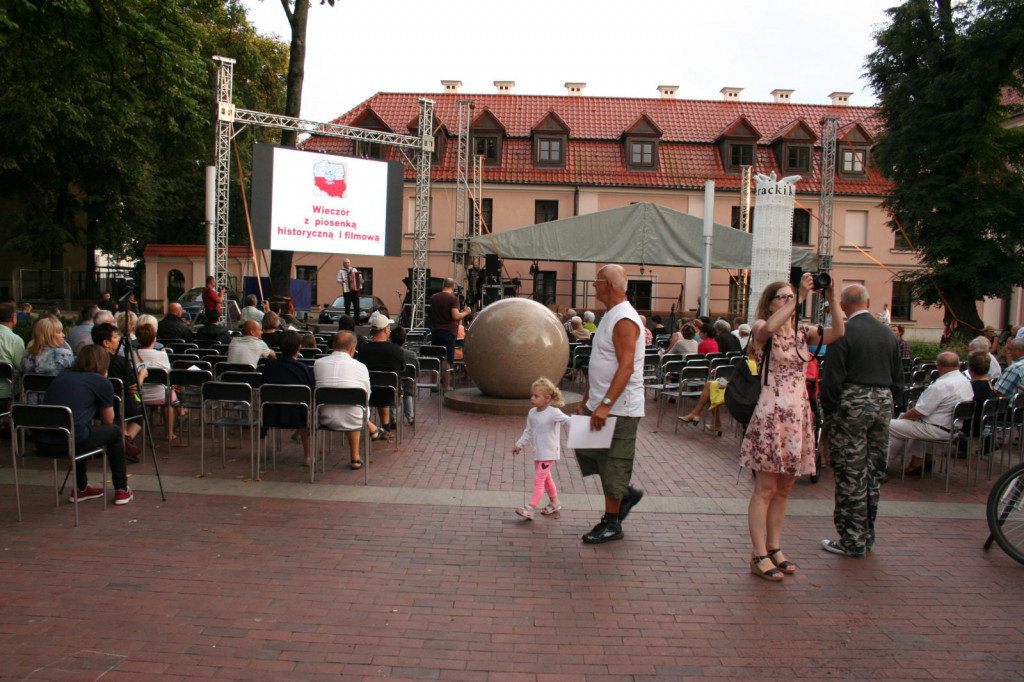 Zamość: Wieczór z piosenką historyczną i filmową na Rynku Wodnym [FOTO]