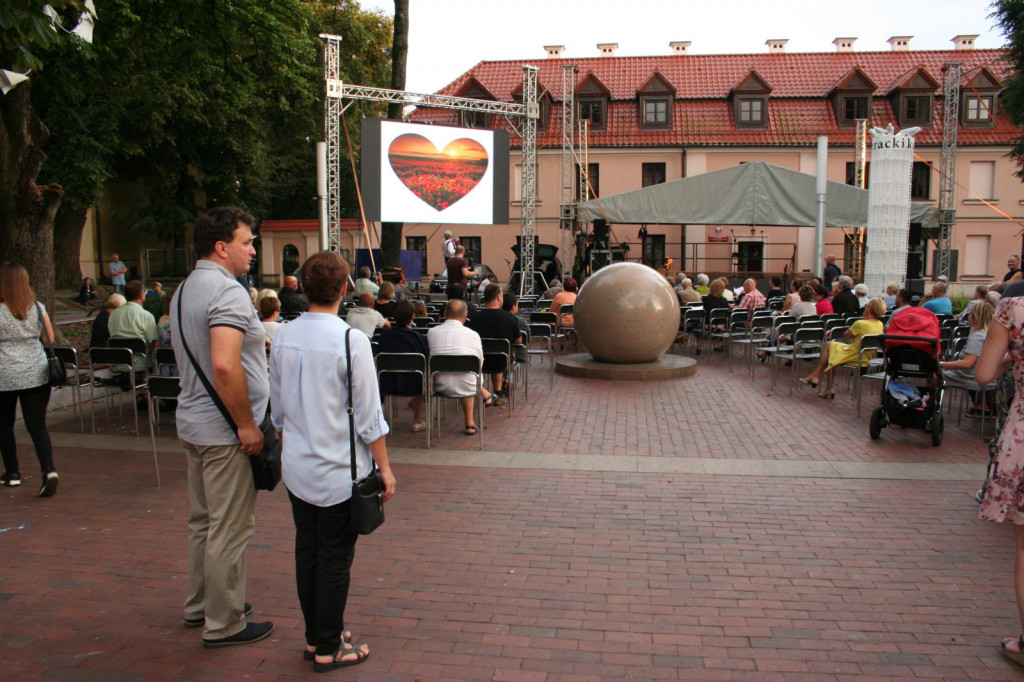 Zamość: Wieczór z piosenką historyczną i filmową na Rynku Wodnym [FOTO]