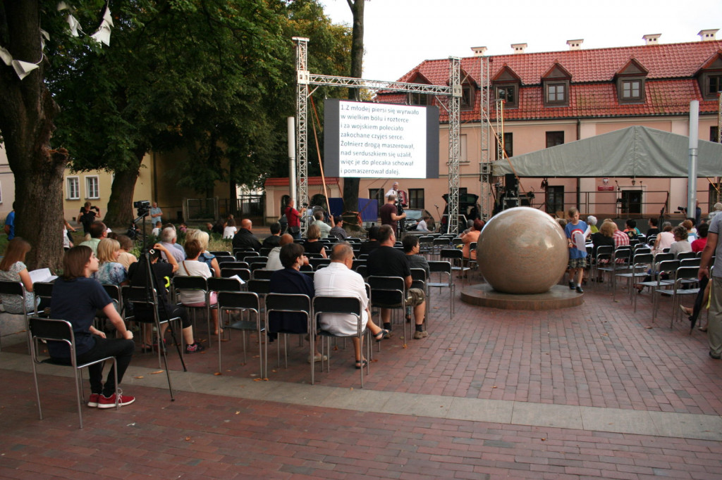 Zamość: Wieczór z piosenką historyczną i filmową na Rynku Wodnym [FOTO]