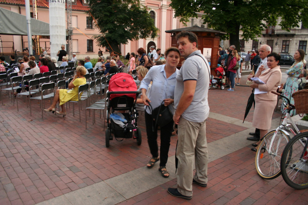 Zamość: Wieczór z piosenką historyczną i filmową na Rynku Wodnym [FOTO]