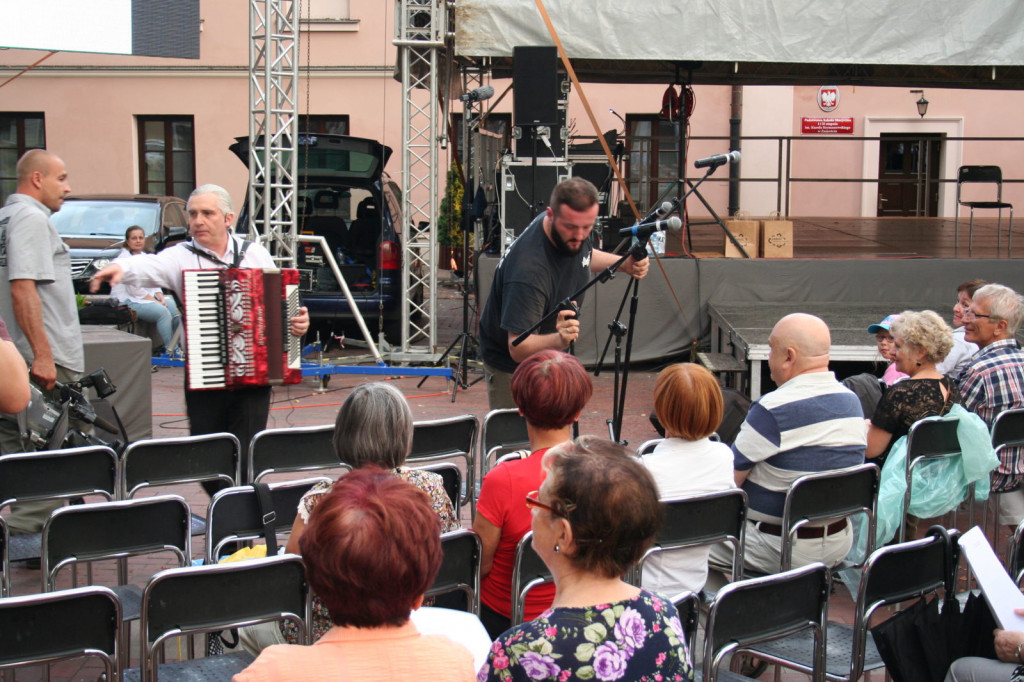 Zamość: Wieczór z piosenką historyczną i filmową na Rynku Wodnym [FOTO]