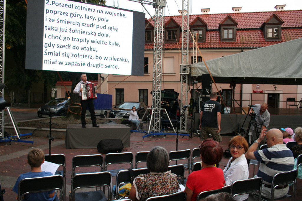 Zamość: Wieczór z piosenką historyczną i filmową na Rynku Wodnym [FOTO]