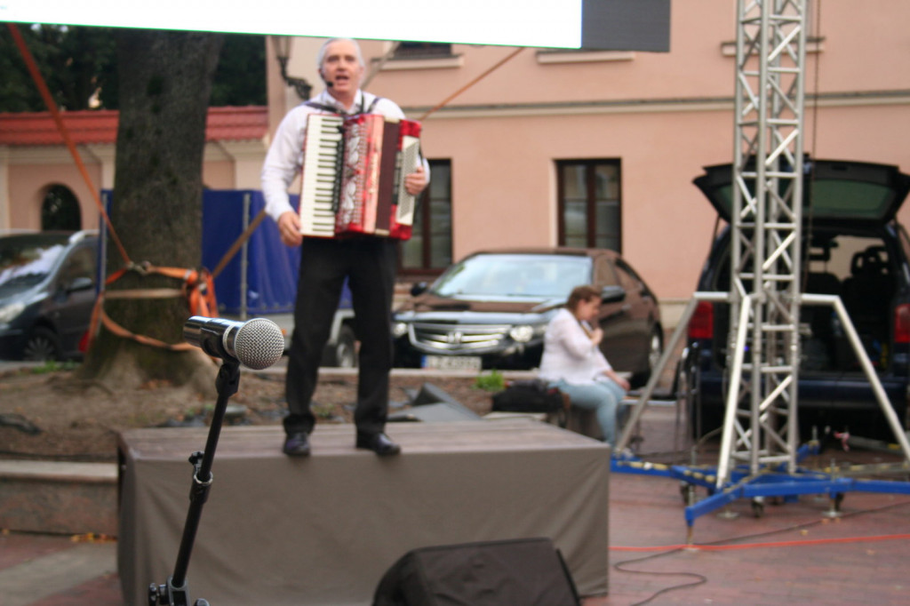 Zamość: Wieczór z piosenką historyczną i filmową na Rynku Wodnym [FOTO]