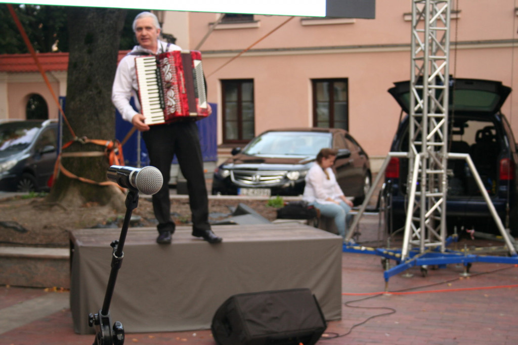 Zamość: Wieczór z piosenką historyczną i filmową na Rynku Wodnym [FOTO]