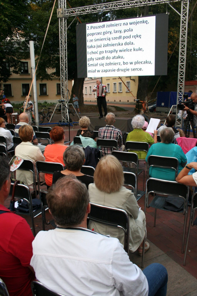 Zamość: Wieczór z piosenką historyczną i filmową na Rynku Wodnym [FOTO]