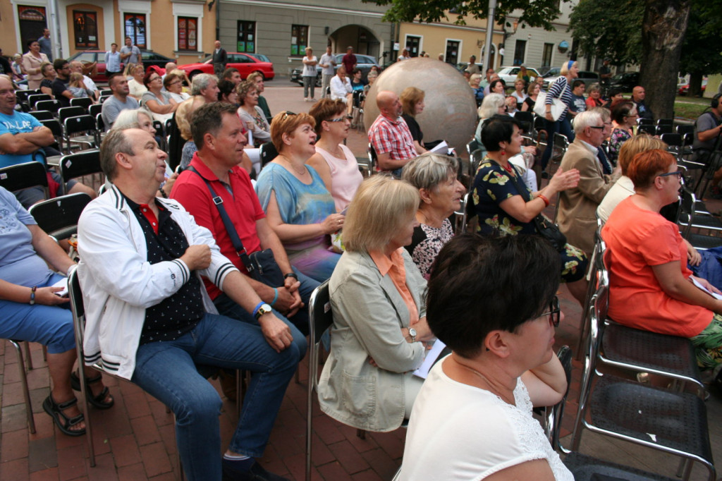 Zamość: Wieczór z piosenką historyczną i filmową na Rynku Wodnym [FOTO]