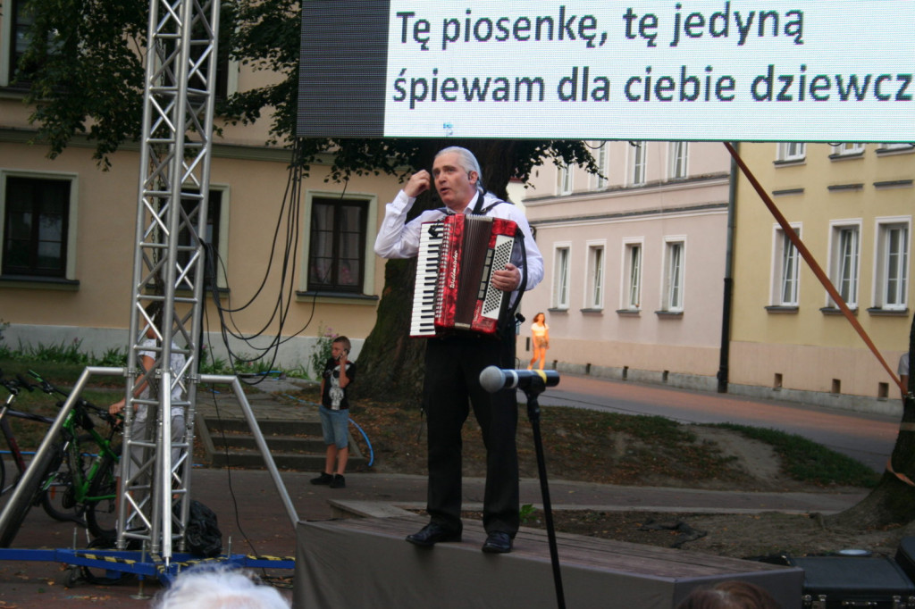 Zamość: Wieczór z piosenką historyczną i filmową na Rynku Wodnym [FOTO]