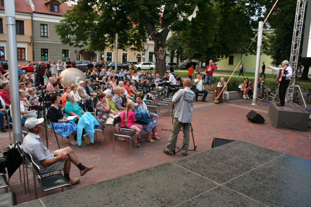 Zamość: Wieczór z piosenką historyczną i filmową na Rynku Wodnym [FOTO]