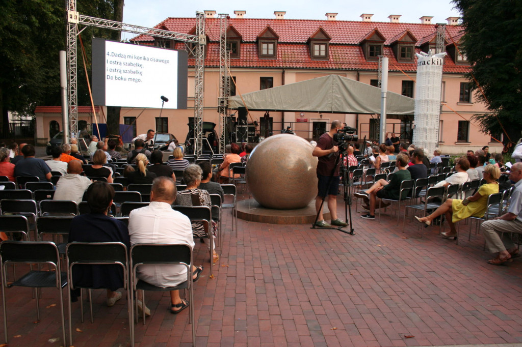 Zamość: Wieczór z piosenką historyczną i filmową na Rynku Wodnym [FOTO]