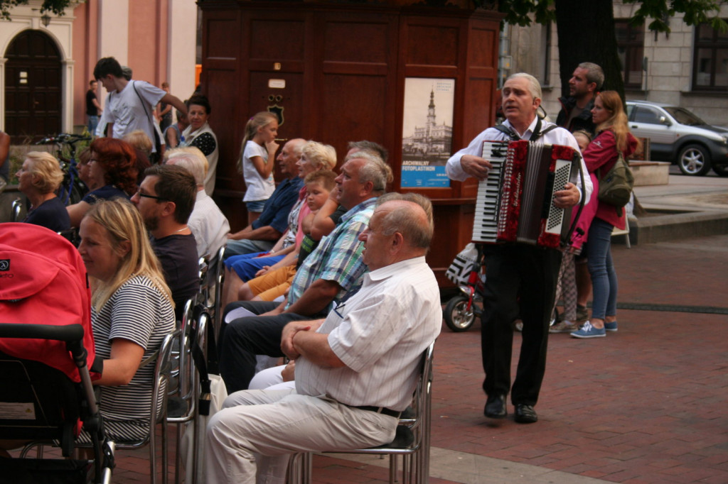 Zamość: Wieczór z piosenką historyczną i filmową na Rynku Wodnym [FOTO]