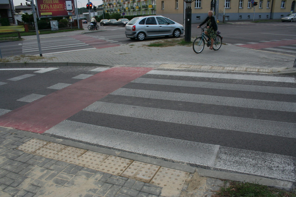 Zamość: Będzie więcej integracyjnych płytek chodnikowych