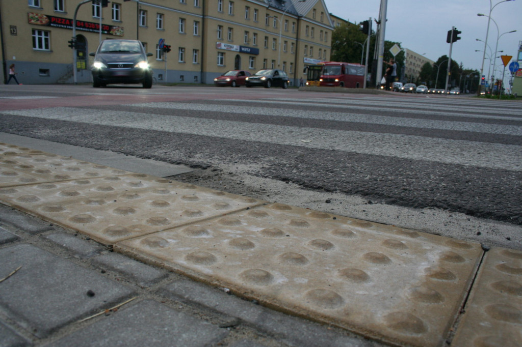 Zamość: Będzie więcej integracyjnych płytek chodnikowych