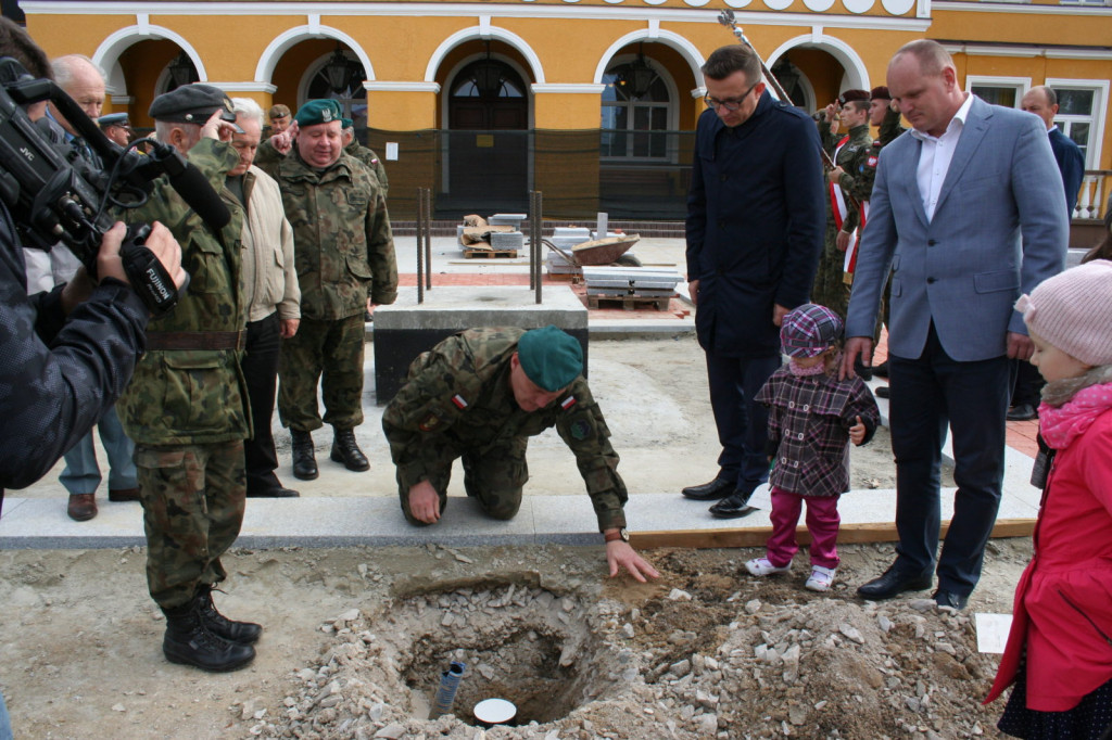 Zamość: Uroczyste wmurowanie łuski z ziemią z kopca Marszałka Piłsudskiego i zaproszenie [FOTO, VIDEO]