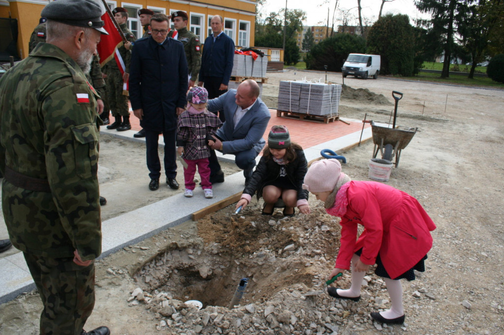 Zamość: Uroczyste wmurowanie łuski z ziemią z kopca Marszałka Piłsudskiego i zaproszenie [FOTO, VIDEO]