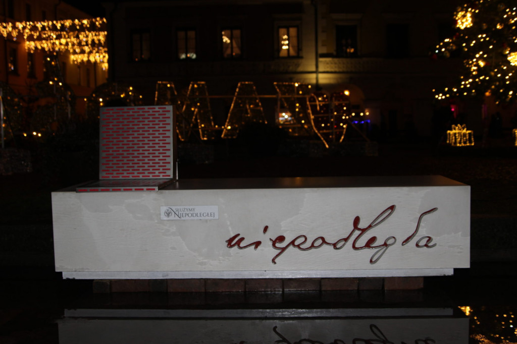 Zamość: Ławka Niepodległości stanęła na Rynku [FOTO]