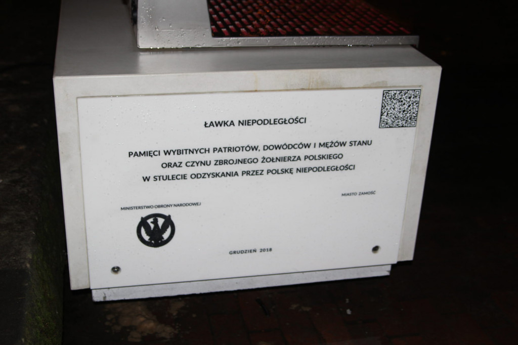Zamość: Ławka Niepodległości stanęła na Rynku [FOTO]