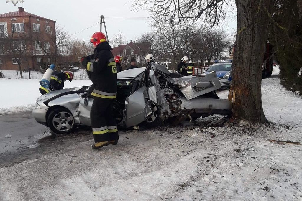 Podborcze: 20-latek wjechał w drzewo. Ratowali go strażacy